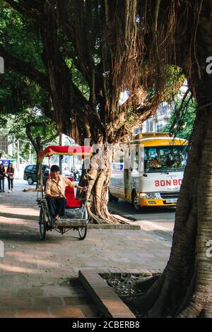 HANOI, VIETNAM - 04. Nov 2019: Ein wartender Rikscha-Fahrer vor dem literarischen Tempel in hanoi Stockfoto