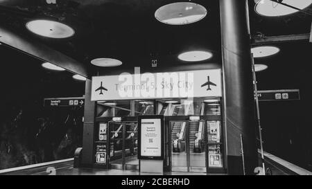 Arlanda Express-Bahnhof mit Aufzügen im schwedischen Stockholm Flughafen Arlanda Stockfoto