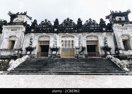 Low-Angle-Aufnahme des Thien Dinh Palace im Khai Dinh Royal Tomb Complex in Hue, Vietnam Stockfoto