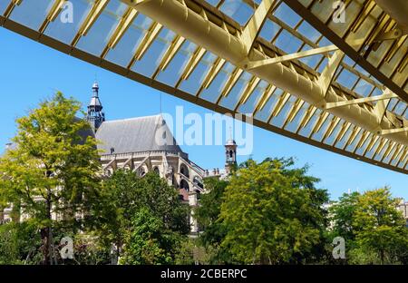 Kirche Saint Eustache und moderne Baldachin im Forum des Halles - Paris, Frankreich Stockfoto