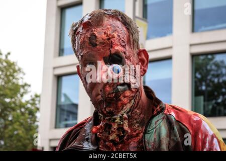 World Zombie Day Walk Teilnehmer als Zombies in Kostümen und Make-up Spaziergang durch London, England, Großbritannien Stockfoto