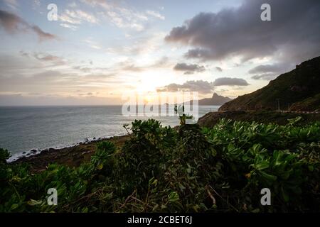 Schöne Aussicht auf felsige Küste mit Pflanzen in Con Dao, Vietnam Stockfoto