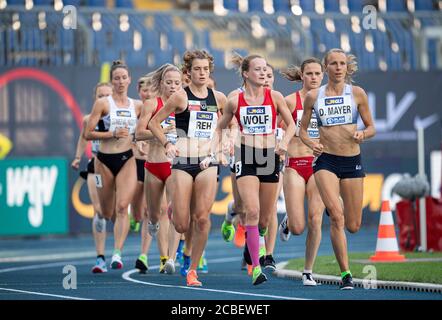 Läuferpaar, Feld, von rechts MAYER Domenika (LG TELIS FINANZ Regensburg), WOLF Melina (LG Region Karlsruhe), Siegerin Alina Reh (SSV Ulm 1846/1. Platz) Action 5000m Damen, am 08/09/2020 Deutsche Leichtathletik-Meisterschaften 2020, ab 08.08. - 09.08.2020 in Braunschweig/Deutschland. Â Verwendung weltweit Stockfoto