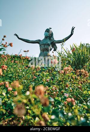 Covid 19 UK - Coronavirus Summer - Statue von Dame Margot Fonteyn mit Gesichtsmaske während der Covid 19 Pandemie in Reigate, Surrey, England 2020 Stockfoto