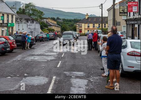 Durrus, West Cork, Irland. August 2020. Ex Fine Gael TD Paddy Sheehans Begräbniskortege passiert Durrus auf dem Weg zu Mr. Sheehans Begräbnisfeier in Goleen, West Cork. Ungefähr 50 Menschen sagten Herrn Sheehan ein letztes Auf Wiedersehen, wobei die Leute in eine Runde Applaus brachen, als der Leichenwagen mit Herrn Sheehans Sarg vorbeiging. Quelle: AG News/Alamy Live News Stockfoto