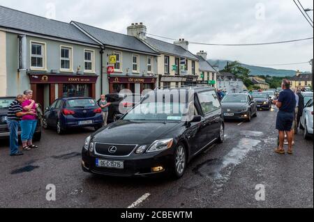 Durrus, West Cork, Irland. August 2020. Ex Fine Gael TD Paddy Sheehans Begräbniskortege passiert Durrus auf dem Weg zu Mr. Sheehans Begräbnisfeier in Goleen, West Cork. Ungefähr 50 Menschen sagten Herrn Sheehan ein letztes Auf Wiedersehen, wobei die Leute in eine Runde Applaus brachen, als der Leichenwagen mit Herrn Sheehans Sarg vorbeiging. Quelle: AG News/Alamy Live News Stockfoto