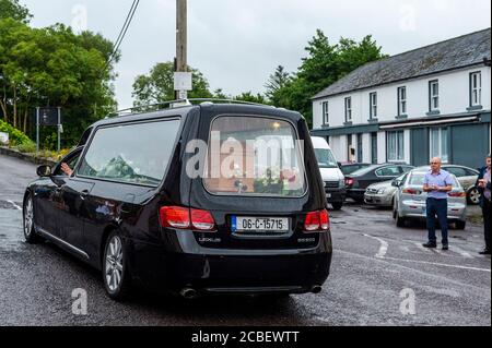 Durrus, West Cork, Irland. August 2020. Ex Fine Gael TD Paddy Sheehans Begräbniskortege passiert Durrus auf dem Weg zu Mr. Sheehans Begräbnisfeier in Goleen, West Cork. Ungefähr 50 Menschen sagten Herrn Sheehan ein letztes Auf Wiedersehen, wobei die Leute in eine Runde Applaus brachen, als der Leichenwagen mit Herrn Sheehans Sarg vorbeiging. Quelle: AG News/Alamy Live News Stockfoto