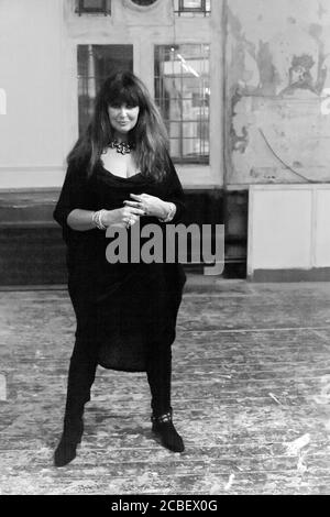 Caroline Munro überrascht mich mit einer Reihe wunderbarer, spontaner Modellierposen, unterstützt durch die atmosphärische Umgebung der Ladywell Tavern, die zu dieser Zeit am Beginn eines großen Restaurierungsprojekts stand. Stockfoto