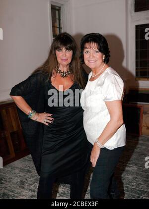 Caroline Munro und Sally Geeson, posieren für mich, beim Internationalen Filmfestival Misty Moon 2013 Stockfoto