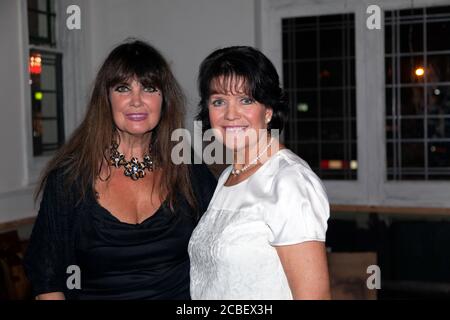 Caroline Munro und Sally Geeson, posieren für mich, ,beim Misty Moon International Film Festival 2013 Stockfoto