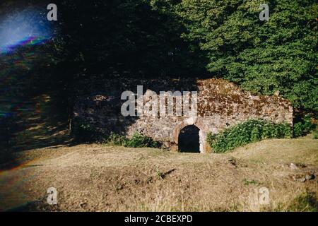 Mittelalterliche Burgruine der Staufer am Glauberg Stockfoto