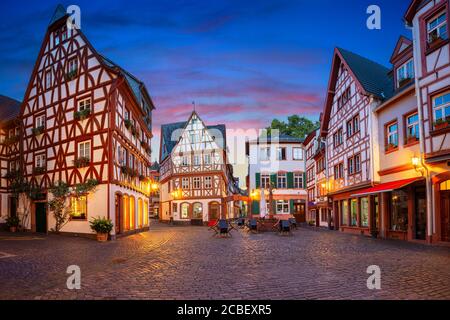 Mainz, Deutschland. Stadtbild der Mainzer Altstadt während der Dämmerung blaue Stunde. Stockfoto