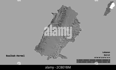 Form von Baalbak-Hermel, Gouvernement des Libanon, mit seiner Hauptstadt isoliert auf festem Hintergrund. Entfernungsskala, Regionenvorschau und Beschriftungen. Bilevel Stockfoto