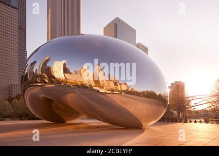 Chicago, Illinois, USA - Millennium Park und Skyline der Stadt spiegeln sich am Cloud Gate wider. Stockfoto