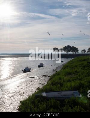 Leere Boote im Flussdelta von somme in st valery Sur somme Stockfoto