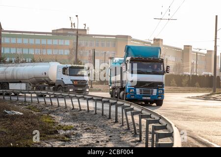 UKRAINE, KIEW - 10. Mai 2020: LKW auf der Straße. Transport und Logistik. TIR. Stockfoto