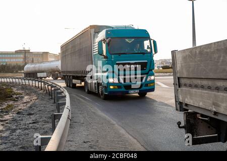 UKRAINE, KIEW - 10. Mai 2020: LKW auf der Straße. Transport und Logistik. TIR. Stockfoto