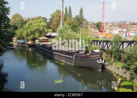 Ein holländisches Barge Hausboot auf dem Grand Union Canal in der Nähe von Brentford Dock, Brentford, Middlesex, Großbritannien Stockfoto