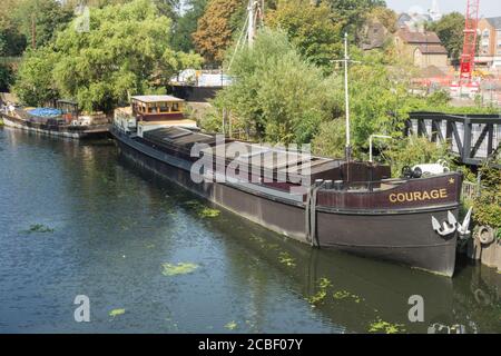 Ein holländisches Barge Hausboot auf dem Grand Union Canal in der Nähe von Brentford Dock, Brentford, Middlesex, Großbritannien Stockfoto