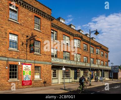 Broadway Hotel im Zentrum von Letchworth Garden City, Herts UK. Es wurde 1961 erbaut und war das erste lizenzierte Gelände in Letchworth Garden City. Stockfoto