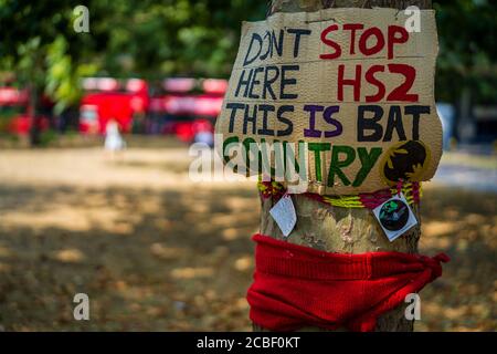 HS2 Proteste Euston Station London - Tree Felling Proteste, gegen die Entfernung von Bäumen als Teil des HS2-Systems in Euston Gardens London. Stockfoto