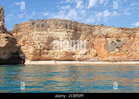 Blick vom Meer auf den Strand von Carvoeiro. Die Region Lagoa hat eine Küstenlinie aus hoch aufragenden Klippen, türkisfarbenem Wasser und malerischen Stränden. Der Bschmerz Stockfoto