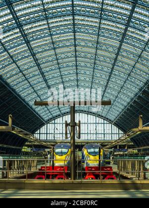 Eurostar Züge St Pancras London - zwei Eurostar Züge warten Am Bahnhof St. Pancras in London Stockfoto