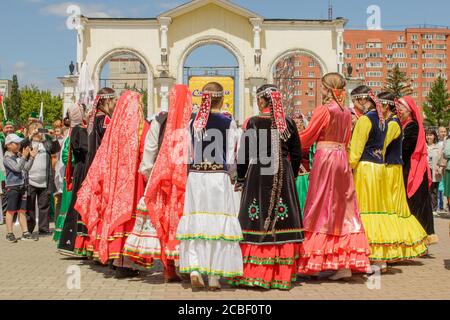 Jekaterinburg, Russland, 15. Juni 2019. Frauen in nationalen Kostümen tanzen im Kreis und halten die Hände. Der jährliche Nationalfeiertag der Tataren und Bashks Stockfoto