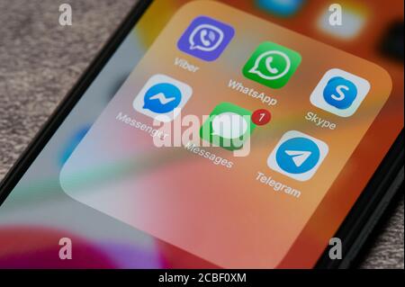 New york, USA - 12. august 2020: Internetbotschafter auf iphone Smartphone Makro Nahaufnahme im Bildschirm Stockfoto