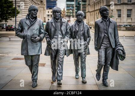 The Beatles Statue Liverpool - lebensgroße Statuen der Fab Four an Liverpools Uferpromenade am Pier Head errichtete der Bildhauer Andrew Edwards 2015. Stockfoto