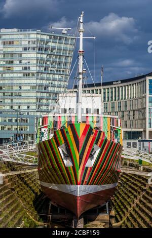 Liverpool Dazzle Ship Edmund Gardner - Dazzle Lackierung auf Das historische Pilotschiff Edmund Gardner im Dry Dock Liverpool - Künstler Carlos Cruz-Diez Stockfoto