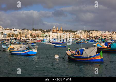 Valletta, Malta-Dec 29 2017 : traditionelle Augen bunte Boote Luzzu im Hafen von Mittelmeer Fischerdorf Marsaxlokk, Malta Stockfoto