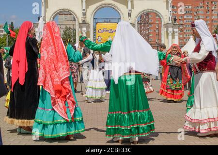 Jekaterinburg, Russland, 15. Juni 2019. Frauen in nationalen Kostümen tanzen im Kreis und halten die Hände. Der jährliche Nationalfeiertag der Tataren und Bashks Stockfoto