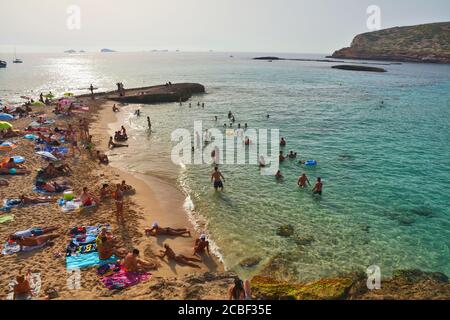 IBIZA, SPANIEN - 13. JULI 2017: Touristen entspannen sich auf Cala Comte, dem berühmten Strand von Ibiza-Insel. Stockfoto