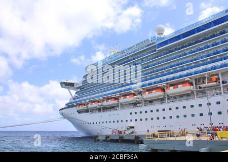 CURACAO, KARIBIK - 11. FEBRUAR 2014 : Crown Princess Schiff in Willemstad Hafen von Curacao Karibik-Insel angedockt. Crown Princess ist ein Linienschiff OPE Stockfoto