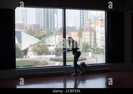 Studierende der Ark Globe Academy in Brixton, London, erhalten ihre A-Level-Ergebnisse. Stockfoto