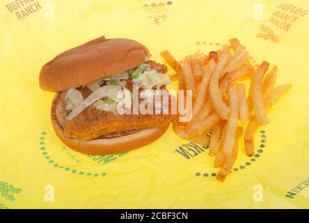 McDonald's McChicken Chicken Sandwich auf Wrapper mit pommes frites oder Chips Stockfoto