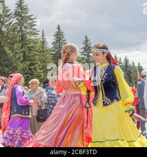 Jekaterinburg, Russland, 15. Juni 2019. Zwei Mädchen in Nationalkleidung tanzen im Vordergrund. Der jährliche Nationalfeiertag der Tataren und Bashks Stockfoto
