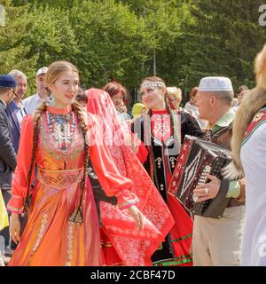 Jekaterinburg, Russland, 15. Juni 2019. Mädchen in tatarischer Nationalkleidung tanzen unter der Knopfharmonika. Der jährliche Nationalfeiertag des Tataren Stockfoto
