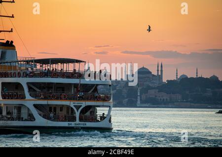 Blick auf die Hagia Sophia von der Kadikoy Küste. Hagia Sophia, offiziell die Hagia Sophia große Moschee und früher die Kirche der Hagia Sophia. Stockfoto