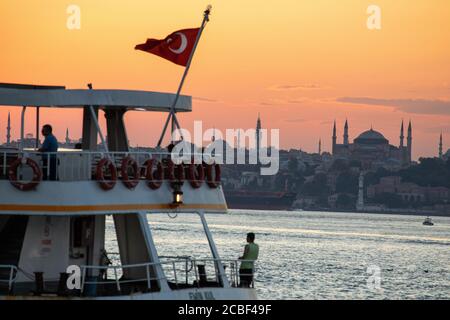 Blick auf die Hagia Sophia von der Kadikoy Küste. Hagia Sophia, offiziell die Hagia Sophia große Moschee und früher die Kirche der Hagia Sophia. Stockfoto