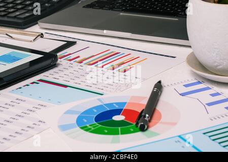 Der Desktop des Analysten. Tabellen mit Zahlen, Computer und Tablet. Konzept der Rechnungslegung und Bildung Stockfoto