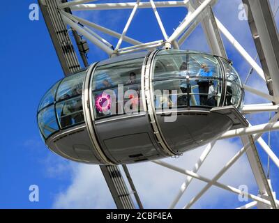 London, Großbritannien – 12. Sep 2010: Ein Schote des London Eye in Westminster voller Touristen, die die Aussicht genießen, ist ein beliebtes Reiseziel Stockfoto