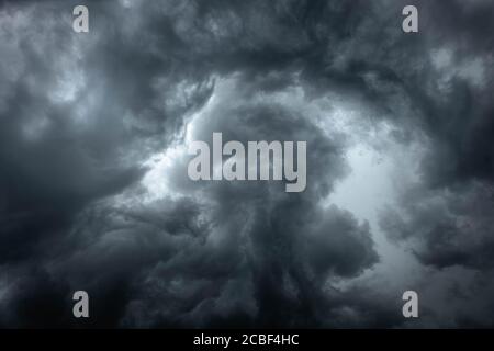 Himmel mit Wolken. Wetter im Sommer mit schwarzer Wolke und Sturm, dunklem Himmel und dramatischen Sturmwolken Premium Photo Stockfoto