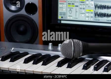 Home Recording Studio. Bildschirmtastatur, Lautsprecher und Mikrofon. Stockfoto