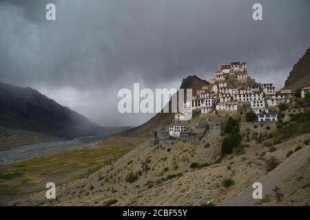 Das Kee/Key Kloster befindet sich auf einem Hügel auf einer Höhe von 4166 m und ist eines der größten Himalaya-Klöster im Spiti-Tal, Himachal Pradesh Stockfoto