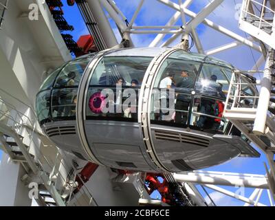 London, Vereinigtes Königreich, 12. Sep 2010: Eine Schote des London Eye in Westminster voller Touristen, die die Aussicht genießen, ist ein beliebtes Reiseziel tou Stockfoto