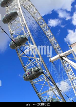London, Vereinigtes Königreich, 12. Sep 2010: Eine Schote des London Eye in Westminster voller Touristen, die die Aussicht genießen, ist ein beliebtes Reiseziel tou Stockfoto