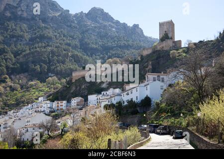 Das Castillo de la Yedra blickt auf die Stadt Cazorla in Spanien mit ihren weiß getünchten Häusern und der bergigen Kulisse. Stockfoto