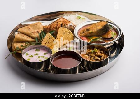 Indische Fischplatte oder Thali - Beliebte Meeresfrüchte, nicht vegetarische Mahlzeit aus Mumbai, Konkan, Maharashtra, Goa, Bengalen, Kerala serviert in einem Stahlteller oder Stockfoto